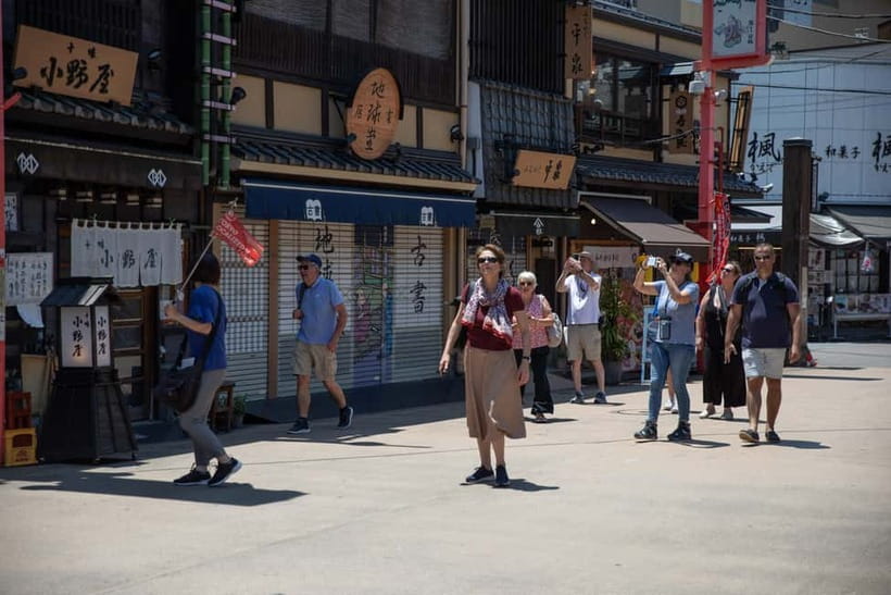 Tokyo: Asakusa Walking Tour with Sensoji Temple Visit - The guide makes the difference