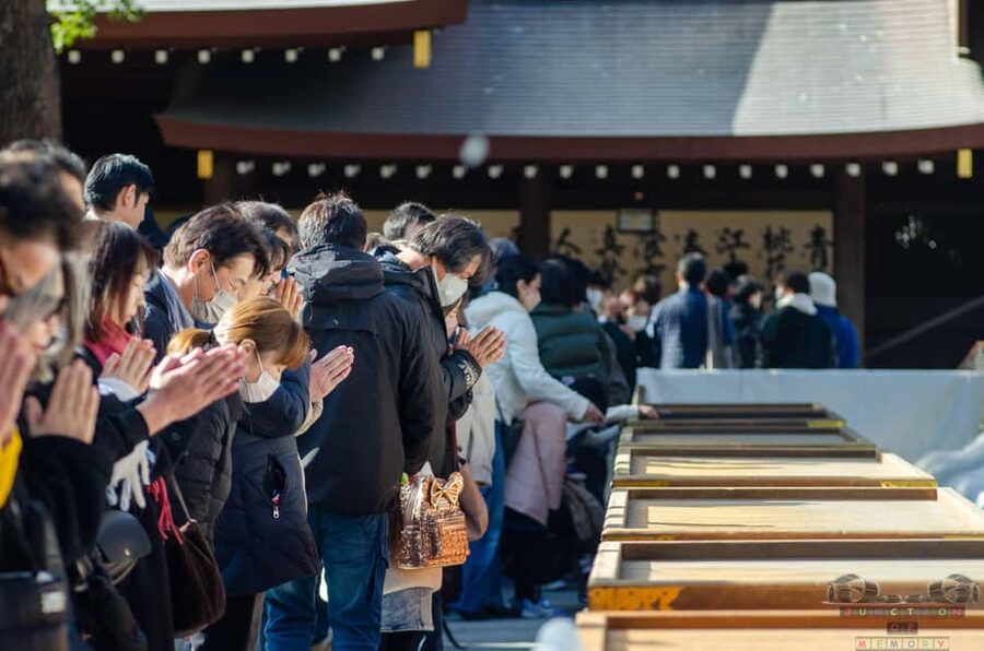 Tokyo: Meiji Jingu, Harajuku, Shibuya, and Shijuku Tour - Shinjuku after dark, from Godzilla to narrow lanes