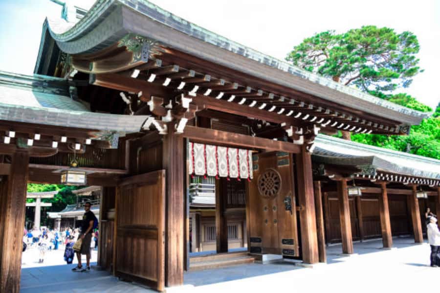 Tokyo: Meiji Shrine Walking Tour with Local Guide - Starting at the outer worship hall