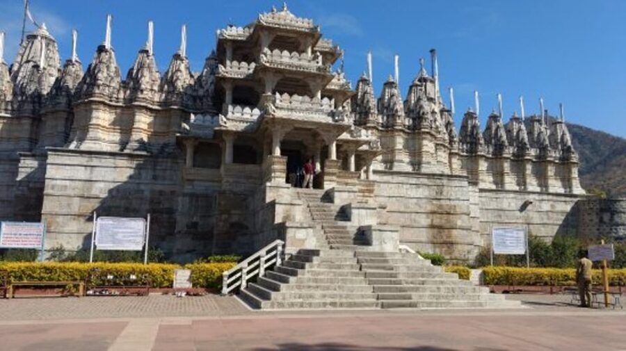 Udaipur: Transfer to Jodhpur via Ranakpur & Kumbhalgarh Fort - Lunch, breaks, and the long road section