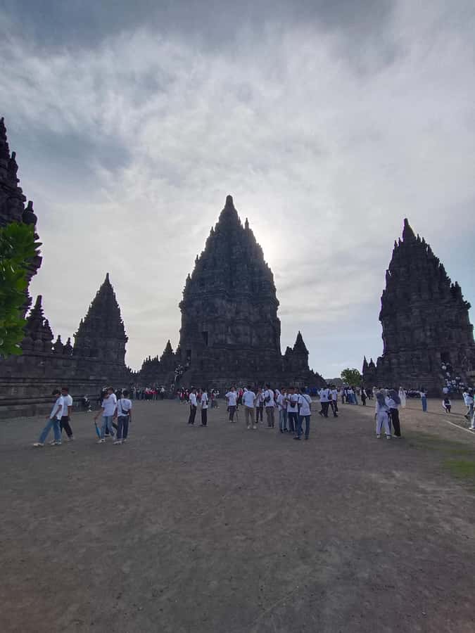 "Unveil the Secrets of Borobudur and Prambanan" - What the driver service adds to a long day