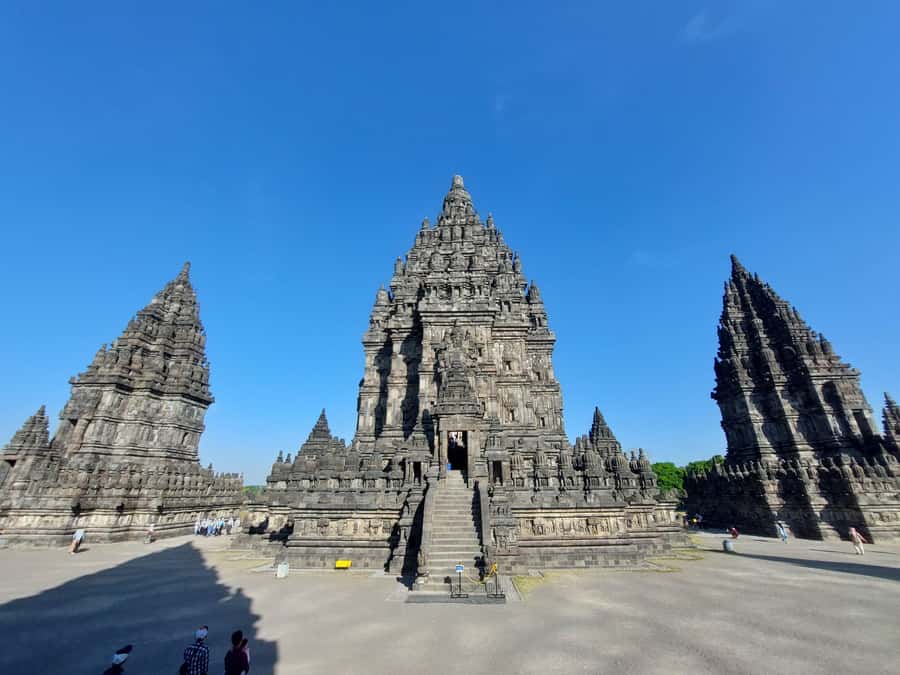 Yogyakarta: Borobudur and Prambanan Private Tour - The lunch stop and the long road to Prambanan