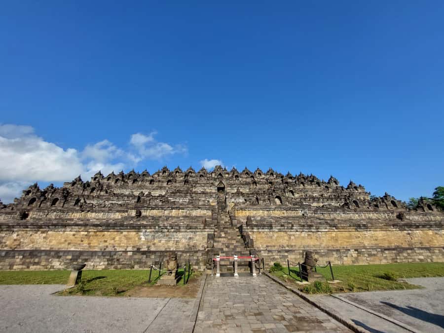 Yogyakarta: Borobudur and Prambanan Private Tour - Prambanan and the Hindu gods inside the temples