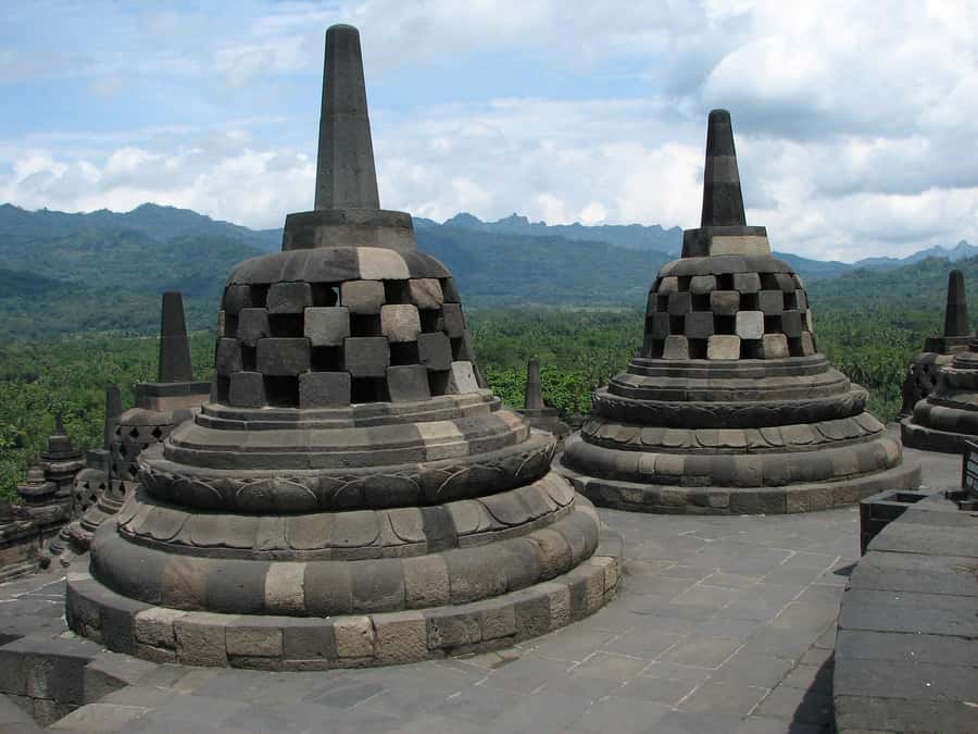 Yogyakarta: Borobudur Climb Top & Prambanan, Ticket Include - How the eight-hour day works