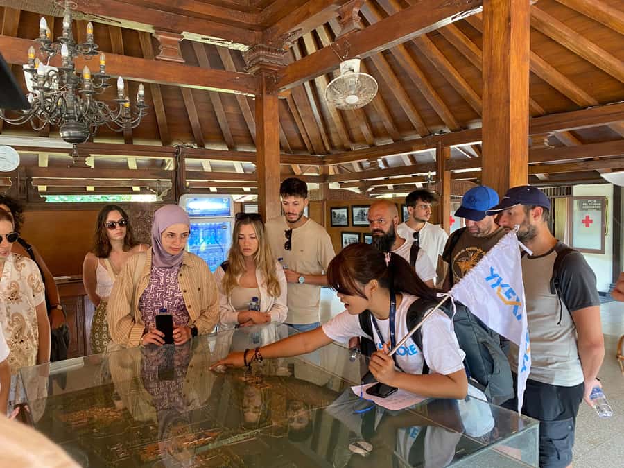 Yogyakarta: Borobudur Climb-up and Prambanan Guide Tour - Why these two temples belong on the same day