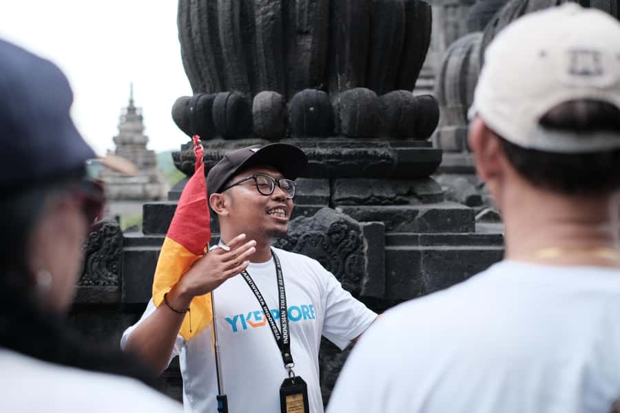 Yogyakarta: Borobudur Climb-up and Prambanan Guide Tour - The road to Prambanan and the lunch pause