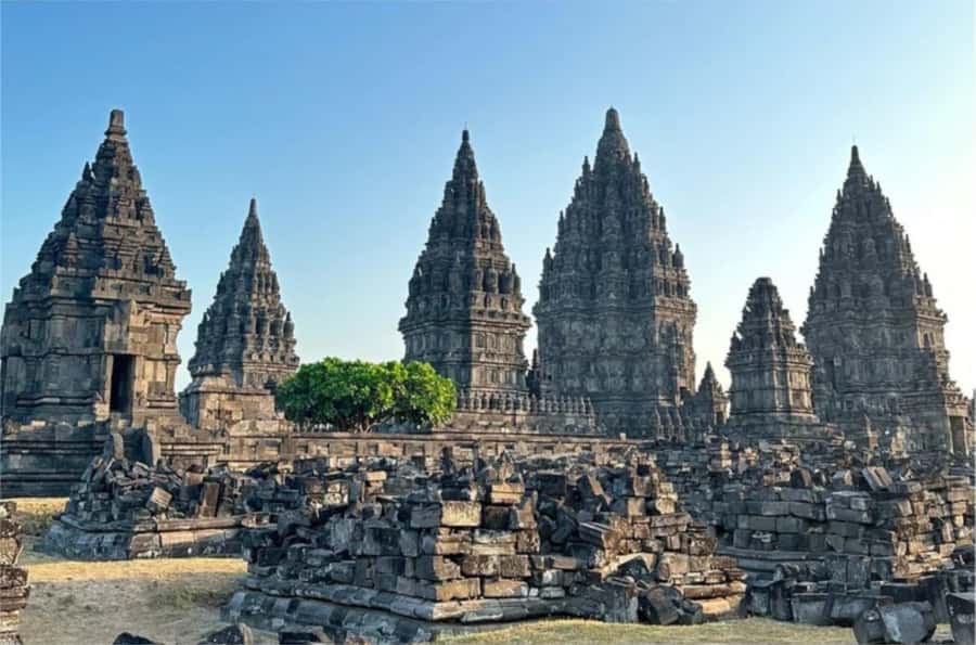 Yogyakarta: Borobudur Climb-up & Prambanan Temple Day Tour - How the tour handles solo visitors and small groups