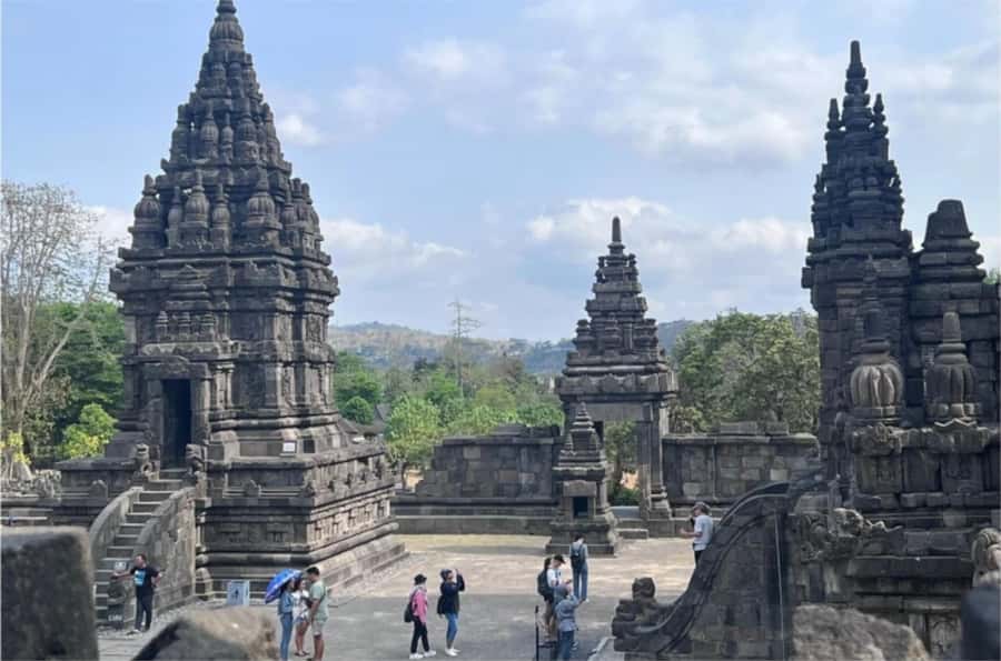Yogyakarta: Borobudur Climb-up & Prambanan Temple Day Tour - What to check before you book