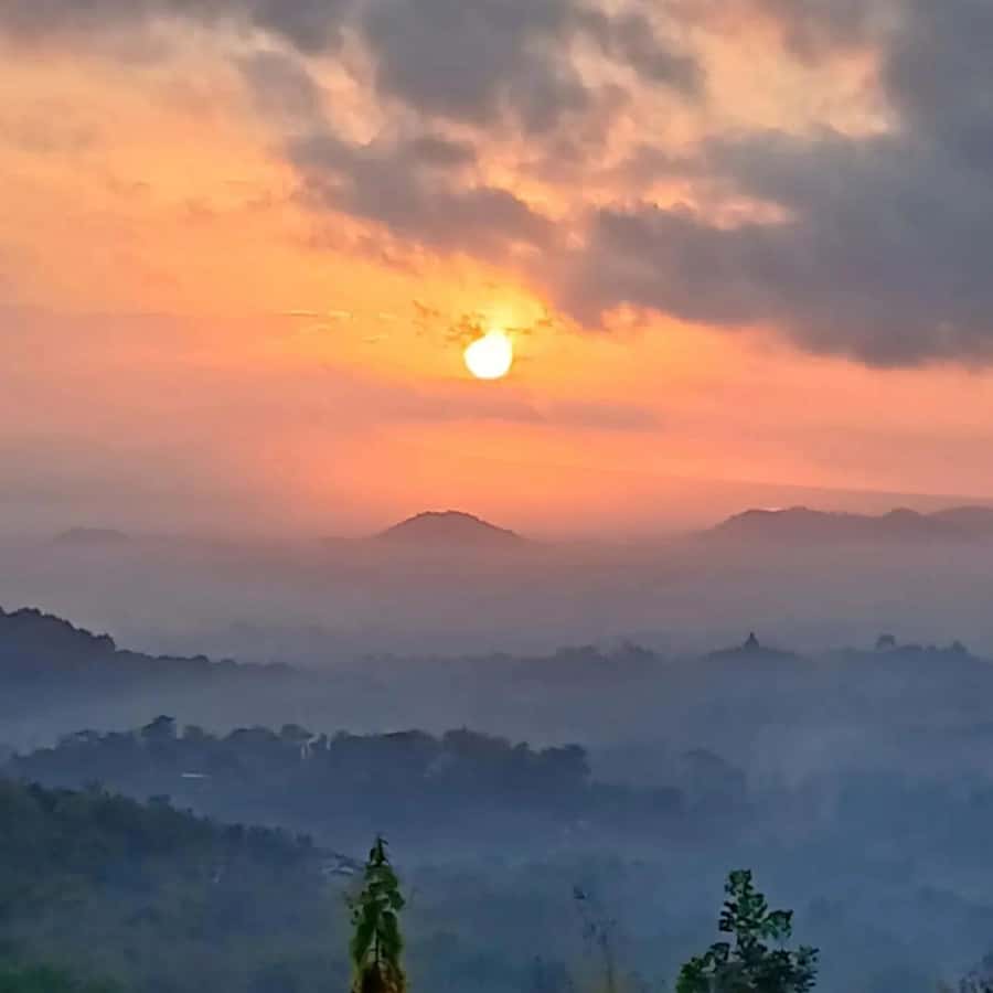 Yogyakarta: Borobudur ClimbUp (sunrise option) & Prambanan - The road break between the monuments