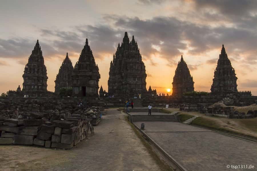 Yogyakarta: Borobudur sunrise(guarantee climb up)& Prambanan - Who will enjoy this tour most