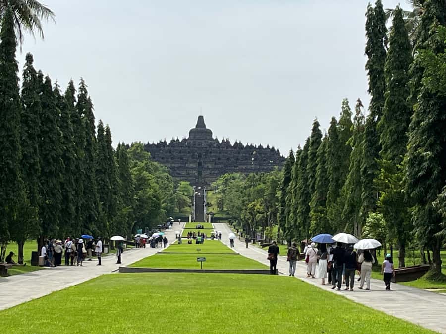 Yogyakarta: Borobudur Sunrise & Prambanan ClimbUp Guarantee - Lunch and the long return to Yogyakarta