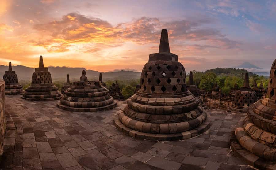 Yogyakarta: Borobudur sunset(guarantee climb up) & Prambanan - Prambanan: three great temples in one first stop