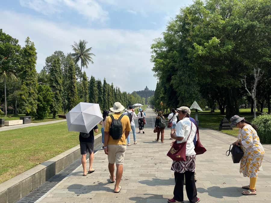 Yogyakarta: Borobudur sunset(guarantee climb up) & Prambanan - What the guides and drivers add