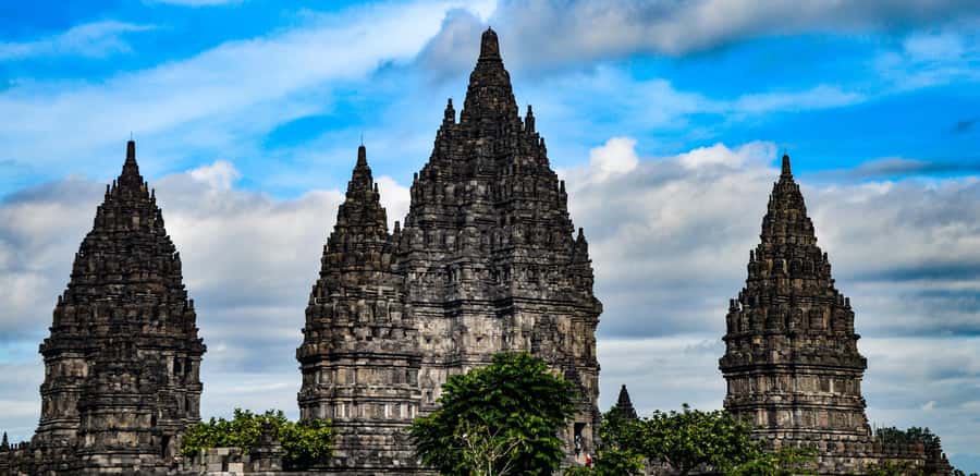 Yogyakarta : prambanan temple sunset with expert local guide - Waiting for sunset among the shrines
