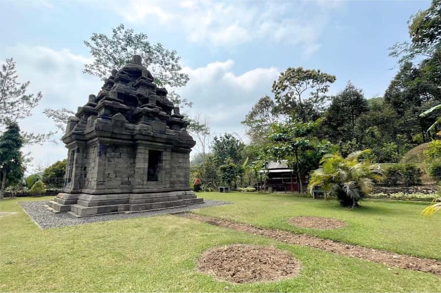 Yogyakarta: Selogriyo Temple, Rice Terraces & Waterfall Tour - A small Hindu temple with a quiet setting