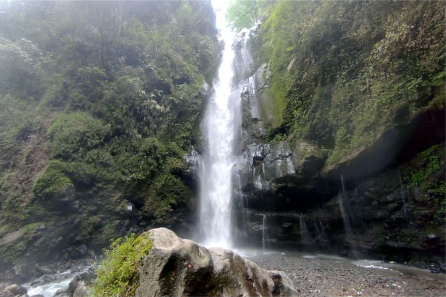 Yogyakarta: Selogriyo Temple, Rice Terraces & Waterfall Tour - Local drinks and a pause above the terraces